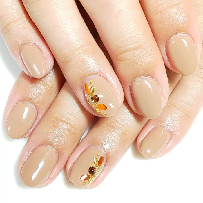 リーフネイル 19年秋冬より流行し始めたリーフパーツを使ったデザインですd ᴗ ネイル アイラッシュサロン Veil 池袋東口店所属 藤木 ネイルデザイナーのネイルデザイン ミニモ