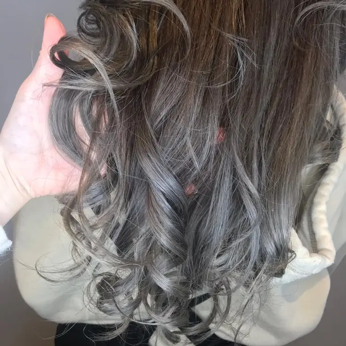 グレーシルバーカラー ゆきちゃんに染めてもらいました Earthみどり店所属 堀江 久美のマツエクデザイン ミニモ