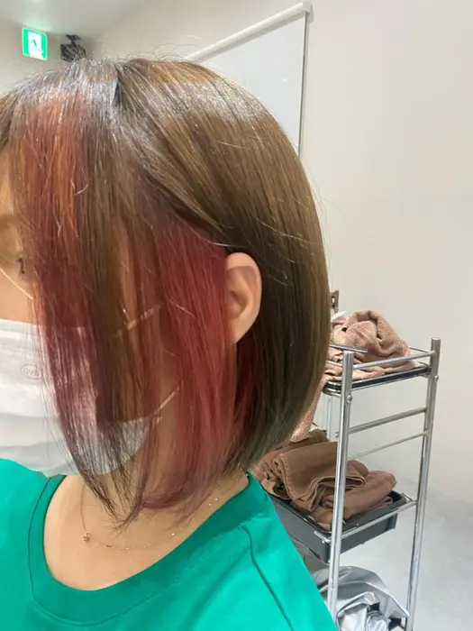 表面はブリーチなしでできるだけ明るいミルクティーベージュに インナーをレッドピンクにして前髪にも Soyon栄所属 丸山 実華のヘアカタログ ミニモ 表面はブリーチなしでできるだけ明るいミルクティーベージュに インナーをレッドピンクにして前髪にも Soyon栄所属 丸山 実華のヘアカタログ ミニモ