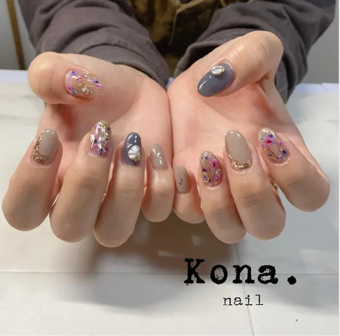 押し花ネイル ベースのトーンをダークにする事で 押し花ネイルをぐっと冬らしく フェミニンにもカジ Kona Nail所属 Kona Nail Erika のネイルデザイン ミニモ