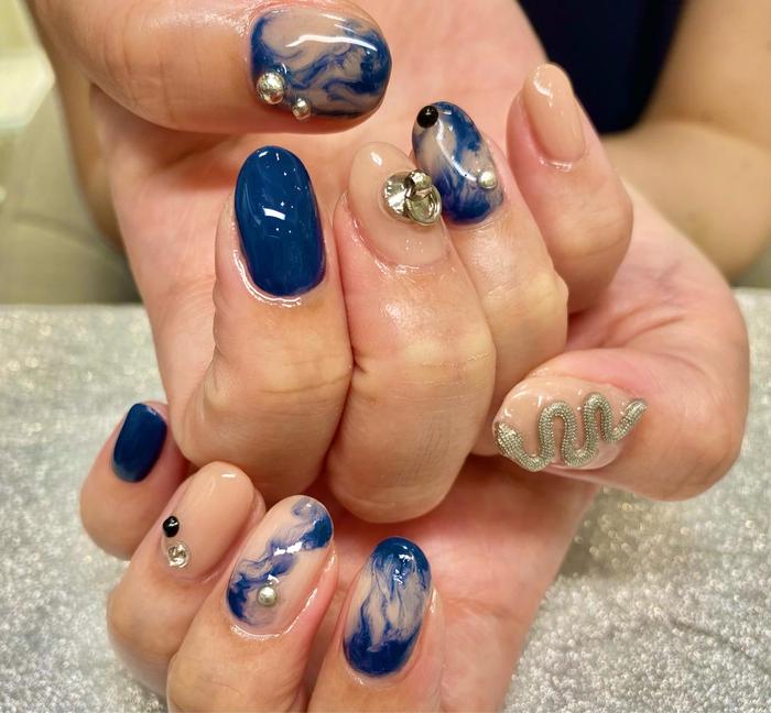 スキンカラーとネイビーで旬な手元に ご相談などは公式ライン 1ekpsi を含めて検索 Oar Nail所属 スカルプ派手ネイル Oar Nailのネイルデザイン ミニモ