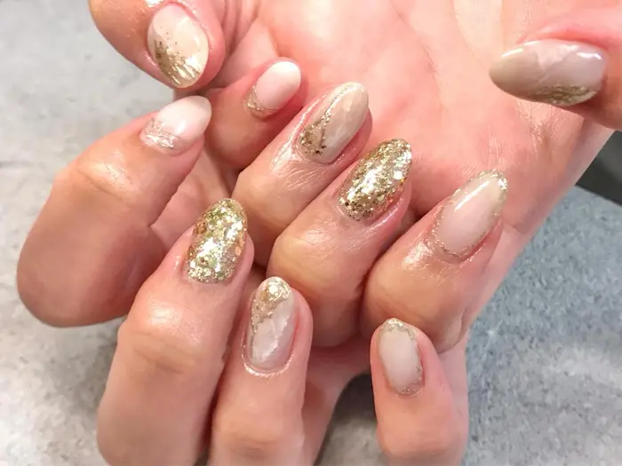 ホワイト ゴールドでのオーダーでした ニュアンスネイル ミラーネイル アクセサリーネイ R Lush所属 Ema ネイル アイブロウのアイブロウ 眉毛カタログ ミニモ