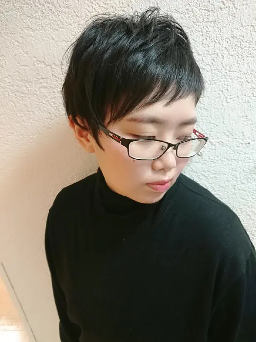 ショートスタイル メガネ女子 ｃａｓａ所属 植地 真樹のヘアカタログ ミニモ