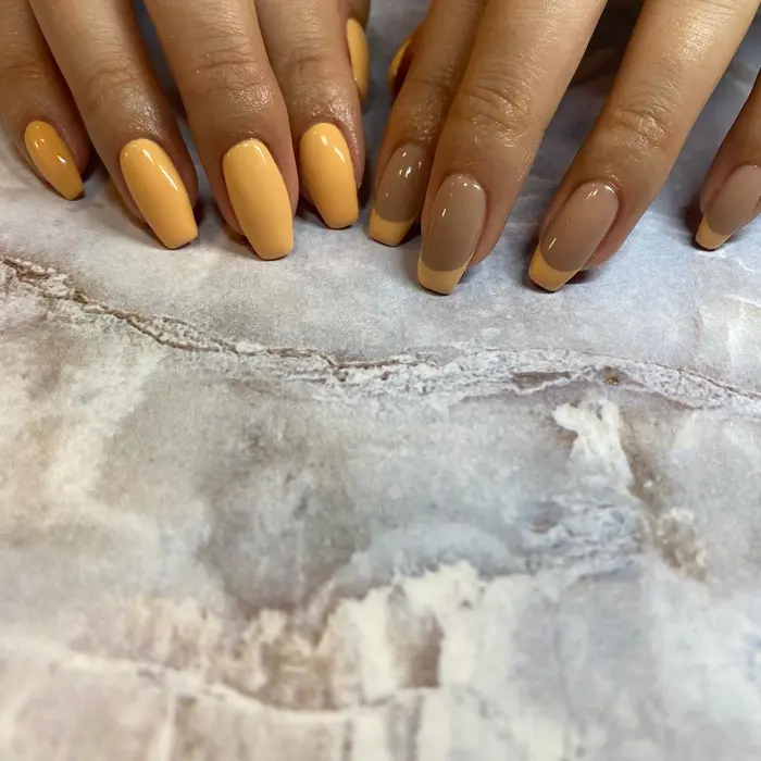 フレンチとワンカラーのちぐはぐネイル 8ist所属 Yuka Nのネイルデザイン ミニモ