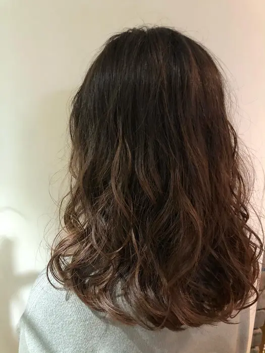 コテ巻き風デジタルパーマ これで毎日のお手入れが楽ちんに Roversi所属 ハマノ シオリのヘアカタログ ミニモ