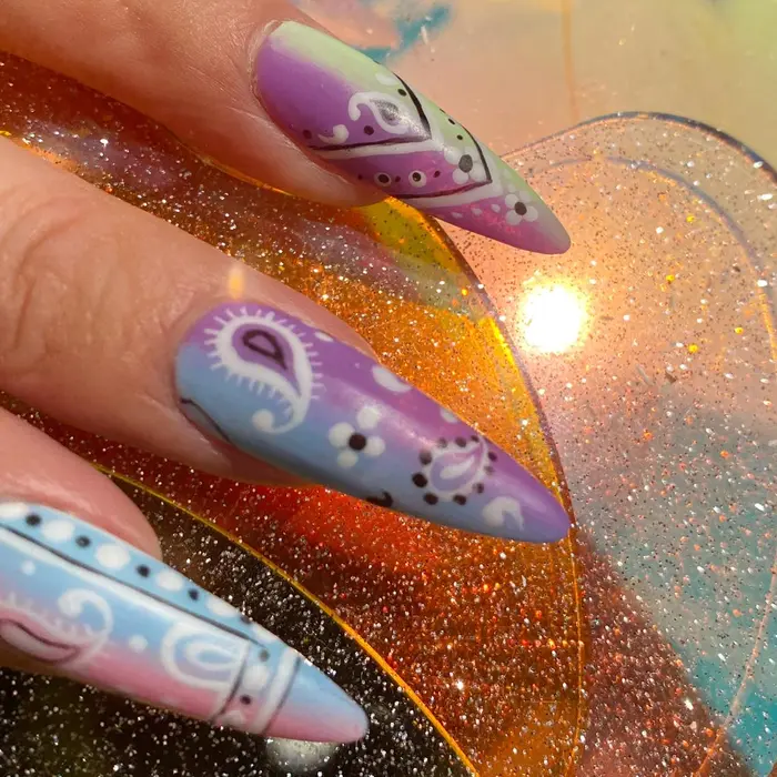 手描きはクーポンで5本まで可能です ペイズリー柄大人気です Oar Nail所属 スカルプ派手ネイル Oar Nailのネイル デザイン ミニモ