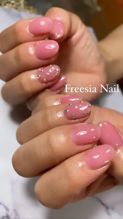 オフィスネイル とても品があり可愛い Freesia Nail所属 Freesia Nailのネイルデザイン ミニモ