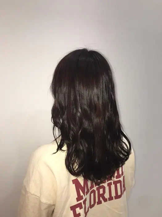 少し赤紫がかった暖色カラー バーガンディというカラーを中心にお客様の希望の明るさで染めています ナンブガーデン所属 高田 大夢のヘアカタログ ミニモ