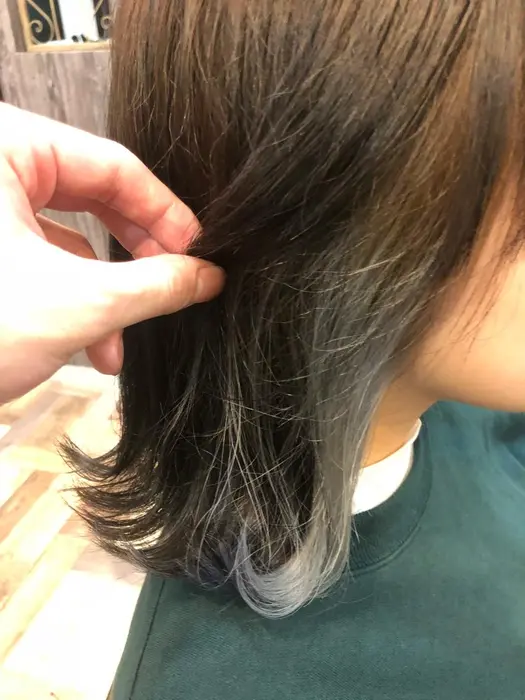 インナーカラー ホワイティアッシュ 髪の内側のみブリーチしてカラーしています 白っぽくするの Hair S Room所属 金治 將太のヘア カタログ ミニモ
