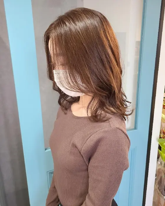 ミディアムレイヤースタイル ミディアムヘアに顔回りからサイドにかけてレイヤーを入れて軽さと動き B 所属 新岡 昌弥のヘアカタログ ミニモ