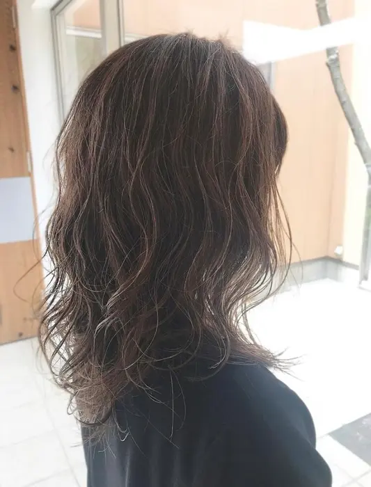 朝は水に濡らしてカールを出してそのままオイルをつければ簡単に動きのあるパーマセットの完成 Cloe Byluvism Bp2店所属 Cloe 後藤 聖斗のヘアカタログ ミニモ