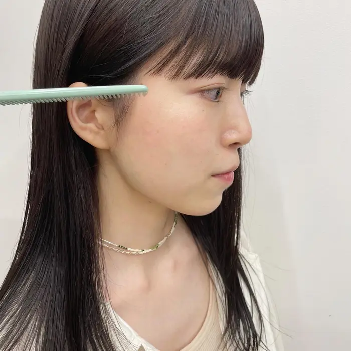 眉ギリギリバングと地毛風カラー 暗めのカラーでもさりげない透け感は大事です 目の印象がく Pledica所属 サトウ リョウのヘア カタログ 2415 ミニモ