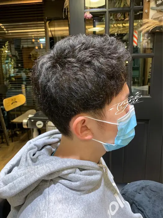 控えめなツーブロック プレミアムヘアー プラス所属 男性カットパーマ 鮎ヶ瀬のヘアカタログ ミニモ
