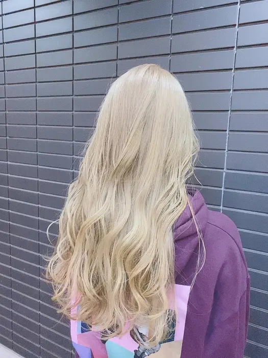 冬でもハイトーン人気です ホワイトブロンド 室内ではミルクティーに 外で見るとホワイトです Hair Make Colt Folklore所属 カラーリスト りきと のヘアカタログ ミニモ