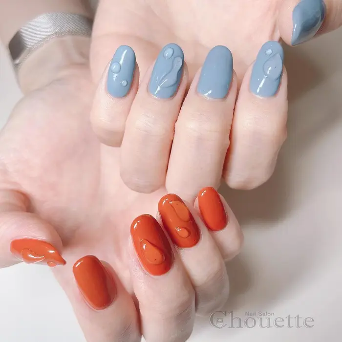 オレンジとブルーの水滴ネイル お客さまの持ち込みデザインです おしゃれくすみカラーのワンカラー Chouette 小俣ゆうこ所属 Chouette 小俣ゆうこのネイルデザイン ミニモ