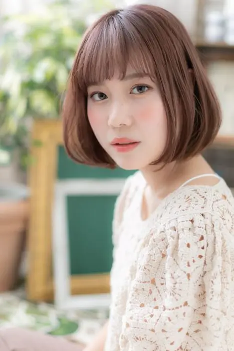 頬ラインに沿った前下がりワンカールで輪郭カバーで小顔見せを叶えるナチュラルボブのヘアスタイル フェミ カバーヘアーブリス大宮西口店所属 鶴貝 幸哉の ヘアカタログ ミニモ