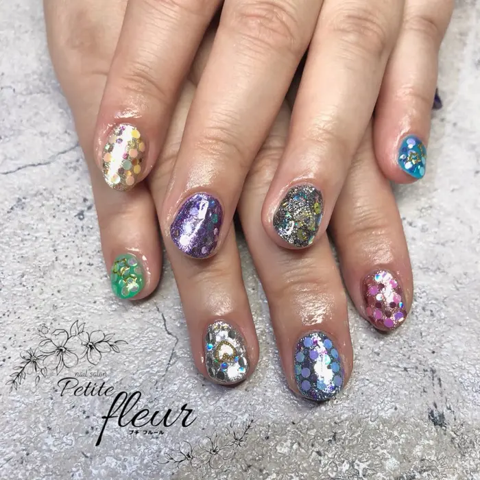 お客様ネイル 派手がお好き ラメジェルにホロも ギラギラに いつもご来店ありがとうござい Nailsalon Petitefleur所属 Petite Fleurのネイルデザイン ミニモ