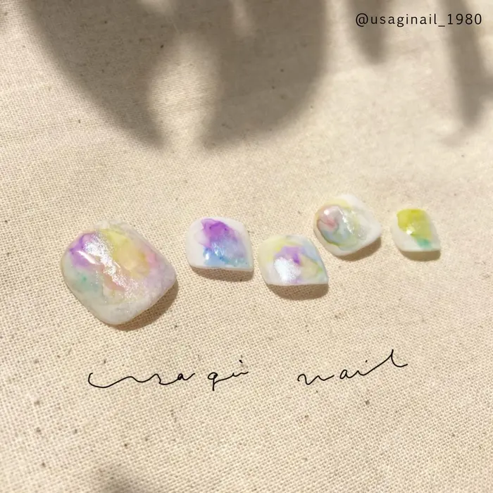 水彩アートのフットネイル𓂃 𓈒𓏲𓆸 水彩色鉛筆と水彩顔料を使った 絵画風のデザインです ˊᵕˋ Usagi Nail所属 Usagi Nailのネイルデザイン ミニモ