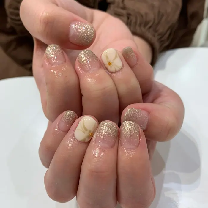 アート2本コース ショートネイルでもワンポイントのお花が可愛らしくていいアクセントになりますね Cherie Nail Salon 姫路店所属 中村 星奈のネイルデザイン ミニモ