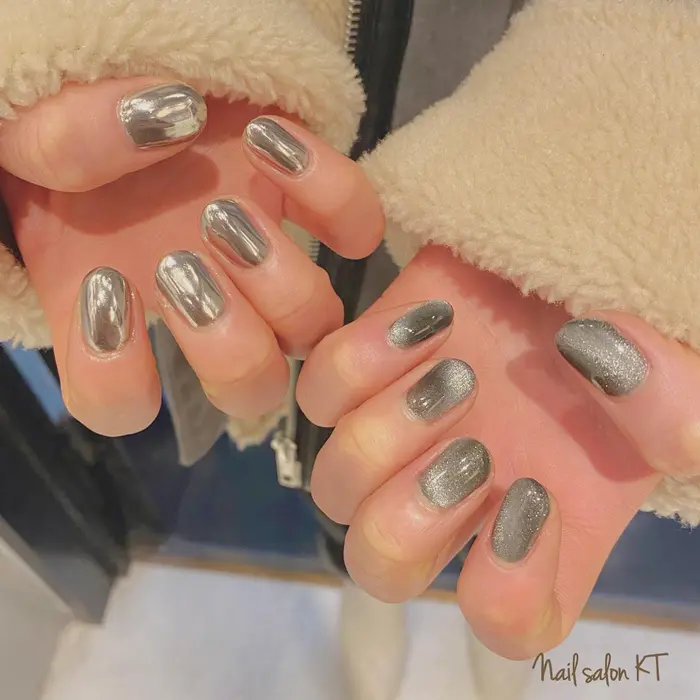 マグネットとミラーの コラボレーション 同系色でまとめて マグネットもシルバー系 Nailsalon Kt所属 Nailist Hiromiの ネイルデザイン ミニモ マグネットとミラーの コラボレーション 同系色でまとめて マグネットもシルバー系 Nailsalon Kt所属 Nailist Hiromiの ネイルデザイン ミニモ