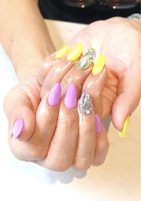 アシメカラー イエロー パープル 埋め尽くし Prima Lianail 所属 加藤 直子のネイルデザイン ミニモ