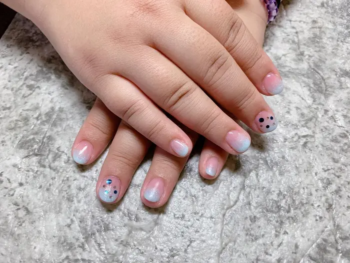 水色のラメグラデーション ブルーのストーンものせて爽やかな夏ネイルです Sept Nail西大寺店所属 石橋 亜美のネイル デザイン ミニモ