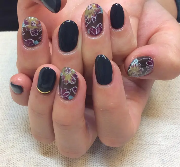 浴衣に合わせて和なお花を描きましたダークネイビーでシックにまとめた大人ネイル 持ち込みアート ネイルスタジオ ルキナ所属 渡辺 のネイル デザイン ミニモ