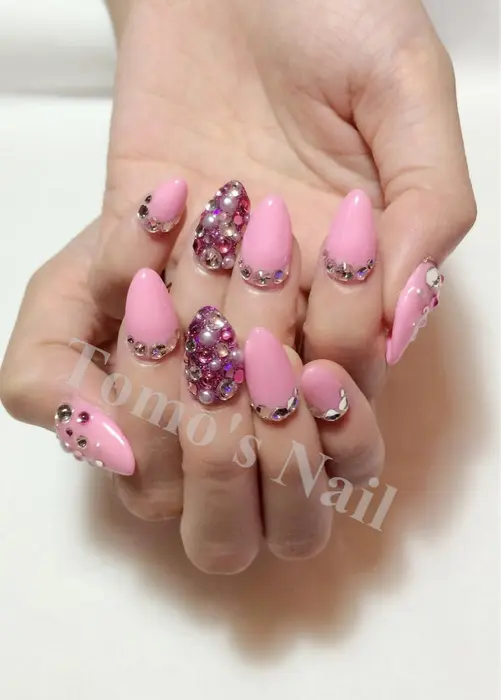 ワンカラースカルプにスワロ埋め尽くしアート2本 ストーンアート8本追加です Earth泉中央所属 鈴木 智与のネイル デザイン ミニモ