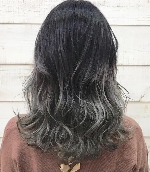 シルバーグラデーションカラー ブリーチを2 3回行い完全に赤みを消していきます 根元はブリーチを行 May Hair S所属 May Hair Sのヘアカタログ ミニモ