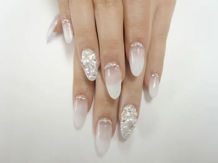 白グラデーションにビジューネイルアートをプラス ステラ ステラ所属 正 木のネイルデザイン ミニモ