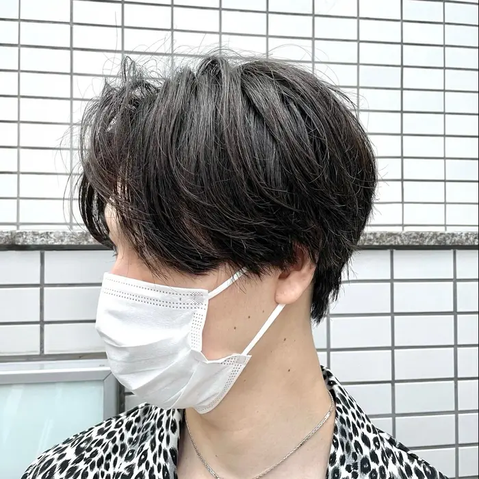 オイルでサラッとナチュラルセンターパート パーマリピート率80 超え 癖毛や硬い髪でも柔らかい質感 Qol所属 メンズカット 土屋 拓巳のヘアカタログ ミニモ