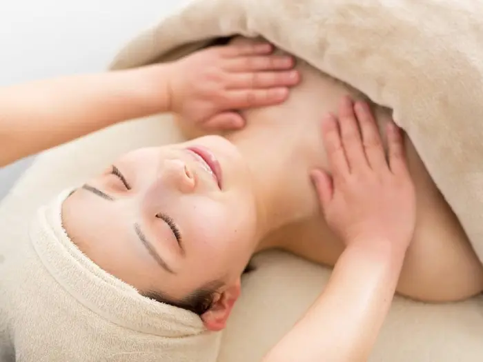 デコルテオイルマッサージ リンパを流して 美白効果も期待できます 美肌専門eminal By Nico 所属 元村 有美のエステ リラクカタログ ミニモ