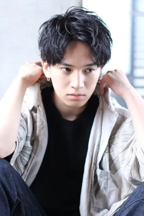 エアリーコンマバング 今が旬のコンマバングスタイル前髪を上げることで爽やかな印象を与え Galante所属 メンズ特化 大森賢太郎のヘア カタログ ミニモ