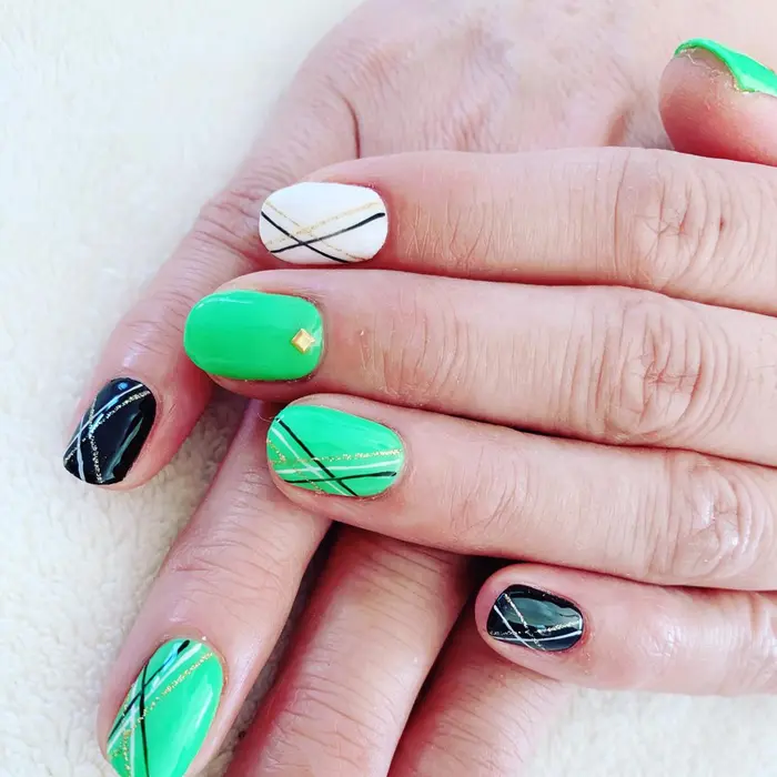 Green And White Nails グリーン ホワイトラインネイル Glitter プライベートネイルサロン Kanakanail所属 ネイリスト カナカのネイルデザイン ミニモ