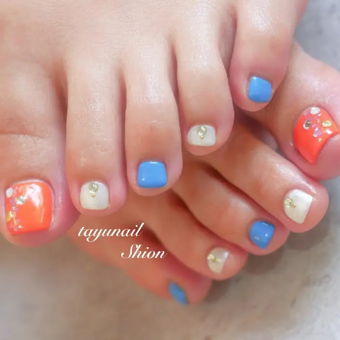 ビビットカラーのフットネイルで 宮野が担当させていただきました パキッとしたビビ たゆnail にこにこ保育ルーム所属 たゆnail スタッフのネイルデザイン ミニモ