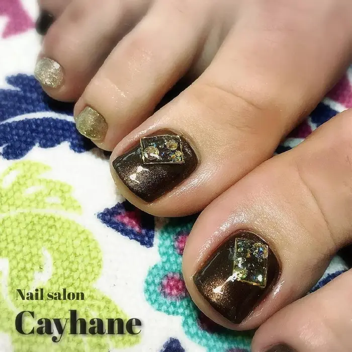 ブラウン ゴールドネイル 親指のパーツはスワロ スワロフスキークリスタルピクシー詰め込みまし Nail Salon Cayhane所属 S Seiko のネイルデザイン ミニモ