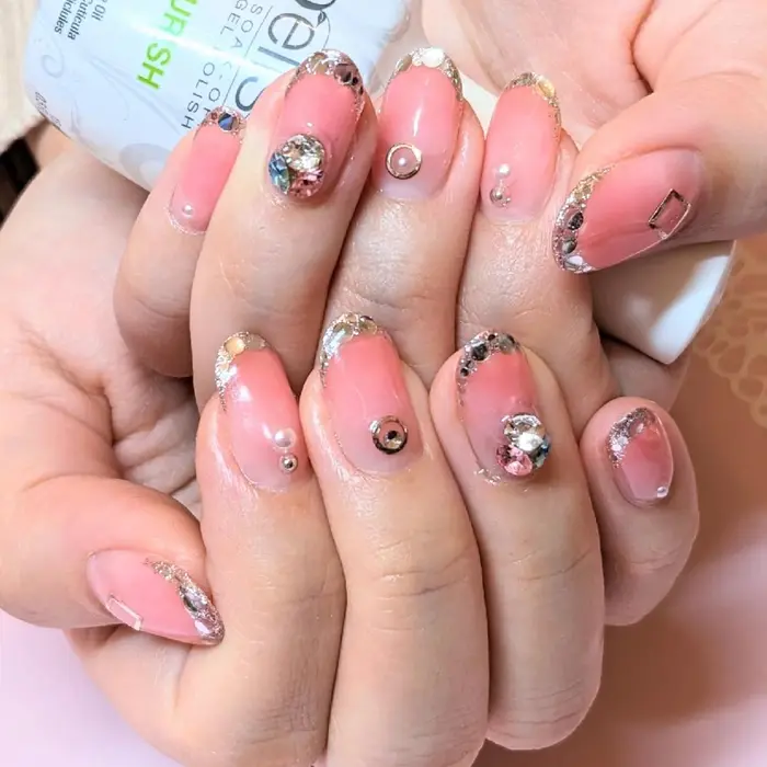 グラデにガラスフレンチ Vストーンネイル オレンジピンクベースで清楚で有りながらも華やかに仕上 アトリエイズミ所属 アトリエ イズミのネイル デザイン ミニモ