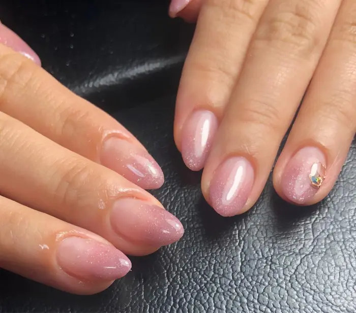 薄いめピンクのラメ入りジェルで春のグラデーションネイル でも薄すぎずちょっぴりオトナなトーンで女度 しーちゃんネイル所属 しーちゃんネイル 夜間深夜専門のネイルデザイン ミニモ