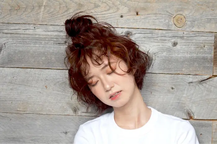 くるくるニュアンスパーマ スタイリング剤次第で雰囲気を変えられるので おすすめです Apt Moca Label所属 透明ｶﾗｰ ヨシイカヅキのヘアカタログ ミニモ