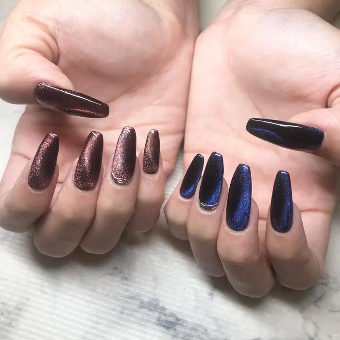 お持ち込みデザイン 黒ベースの赤と青のマグネット ベースのカラーで雰囲気が変わるのでオス Amelie所属 いちじゅう あおいのネイル デザイン ミニモ
