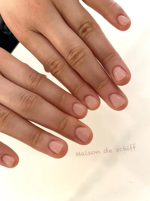 ナチュラルなシアーヌーディカラー ちゅるんな艶仕上がり 深爪で自爪を伸ばすにも 少し伸びた Maison De Schiff 所属 ネイリスト Manahaのネイルデザイン ミニモ