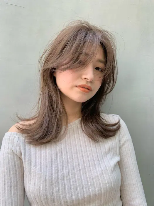 大人女性に似合いやすいセンターパートスタイルです
おくれ毛をつくるの...