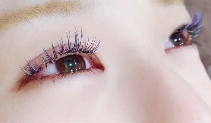 オールカラーエクステ 寒色系の紫 緑 青をベースにハイライトカラーとして ホワイトを所々に入れまし ル クール東三条店所属 石崎 沙織のマツエクデザイン ミニモ