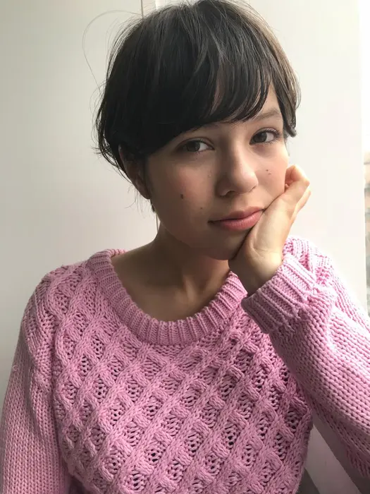 スッキリ小顔ショートスタイル 襟足も短くカットし 首が長く細く見えるようなラインを作ります 女性ら Soco所属 Narumi Soco のヘアカタログ ミニモ