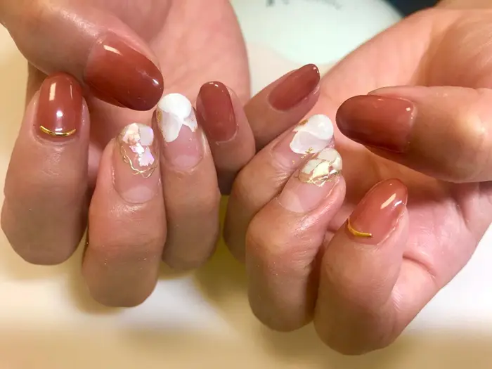 ホワイトシェルでアクセサリーネイル 7150 Nail Cottage新宿南口店所属 Nail Cottageのネイル デザイン ミニモ