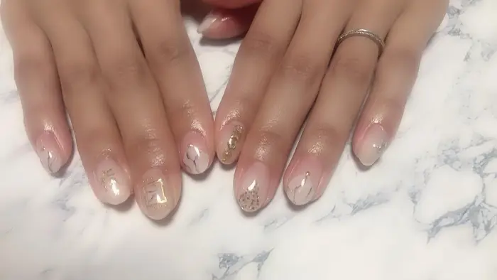 このフレンチなんて名前かな 逆vフレンチ 逆vフレンチの大理石 お客様のご要望でパキッ Nail Salon Ciel所属 H Sayakaの ネイルデザイン ミニモ