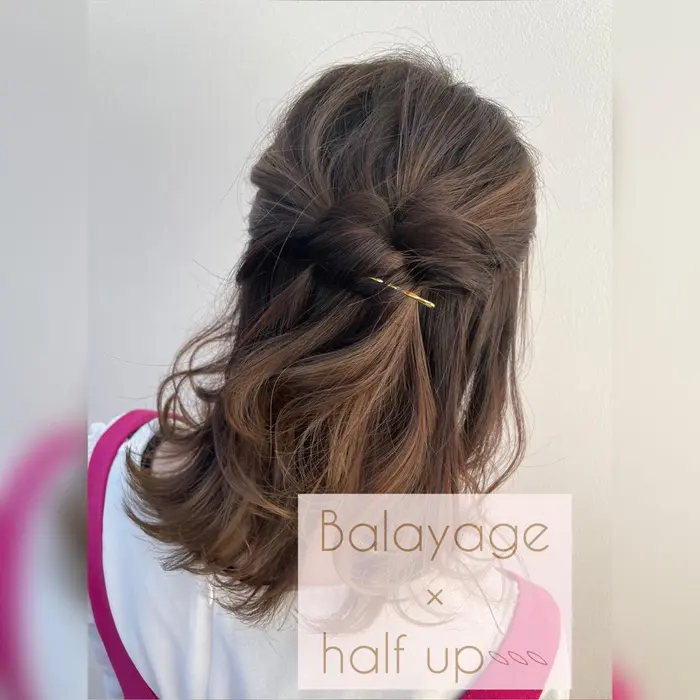 バレイヤージュが入ってるので ヘアアレンジや 巻くだけでも 明度差が出てとても可愛いです𓅿 今回は Allier所属 Momoko Allier の ヘアカタログ ミニモ