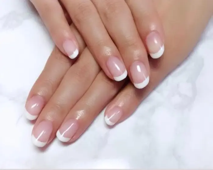 ネイルの王道ホワイト フレンチ お手元が上品な印象になります オフィスにもオススメです Fleur所属 Fleur Nail Naomi K の ネイルデザイン ミニモ