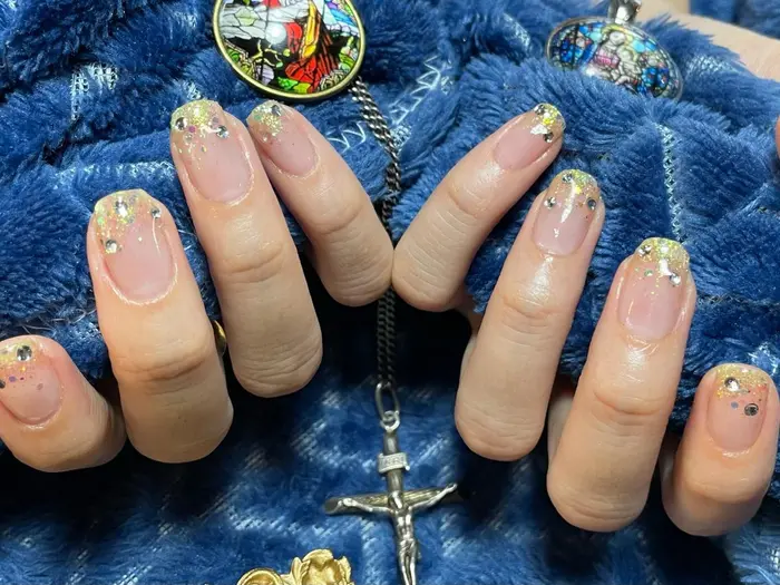 ラメグラデーションネイル 黄色のラメグラにストーンを追加して 存在感のある指先になりました Deep自由が丘所属 Deep 小林菜々子のネイル デザイン ミニモ