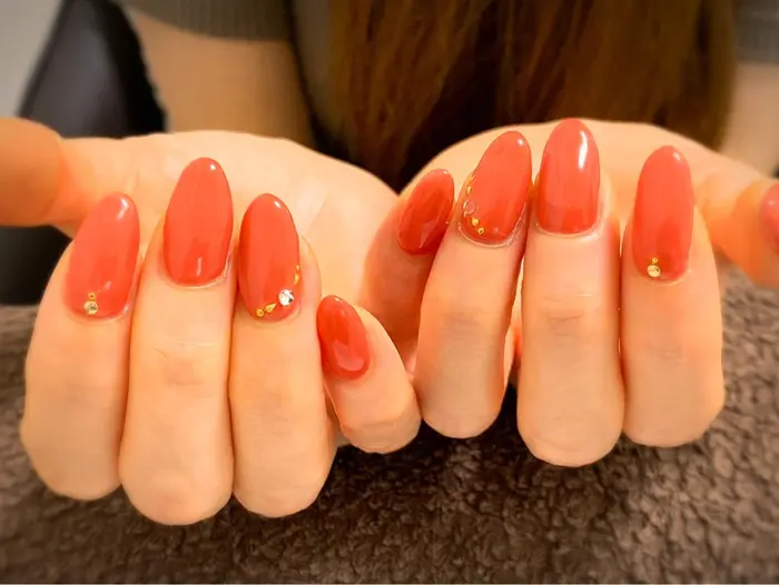リピーター様ネイルワンカラーにスタッズとストーンをつけてちょっぴりオシャレに Nail Salon Mahalo所属 齊藤 沙也香のネイル デザイン ミニモ